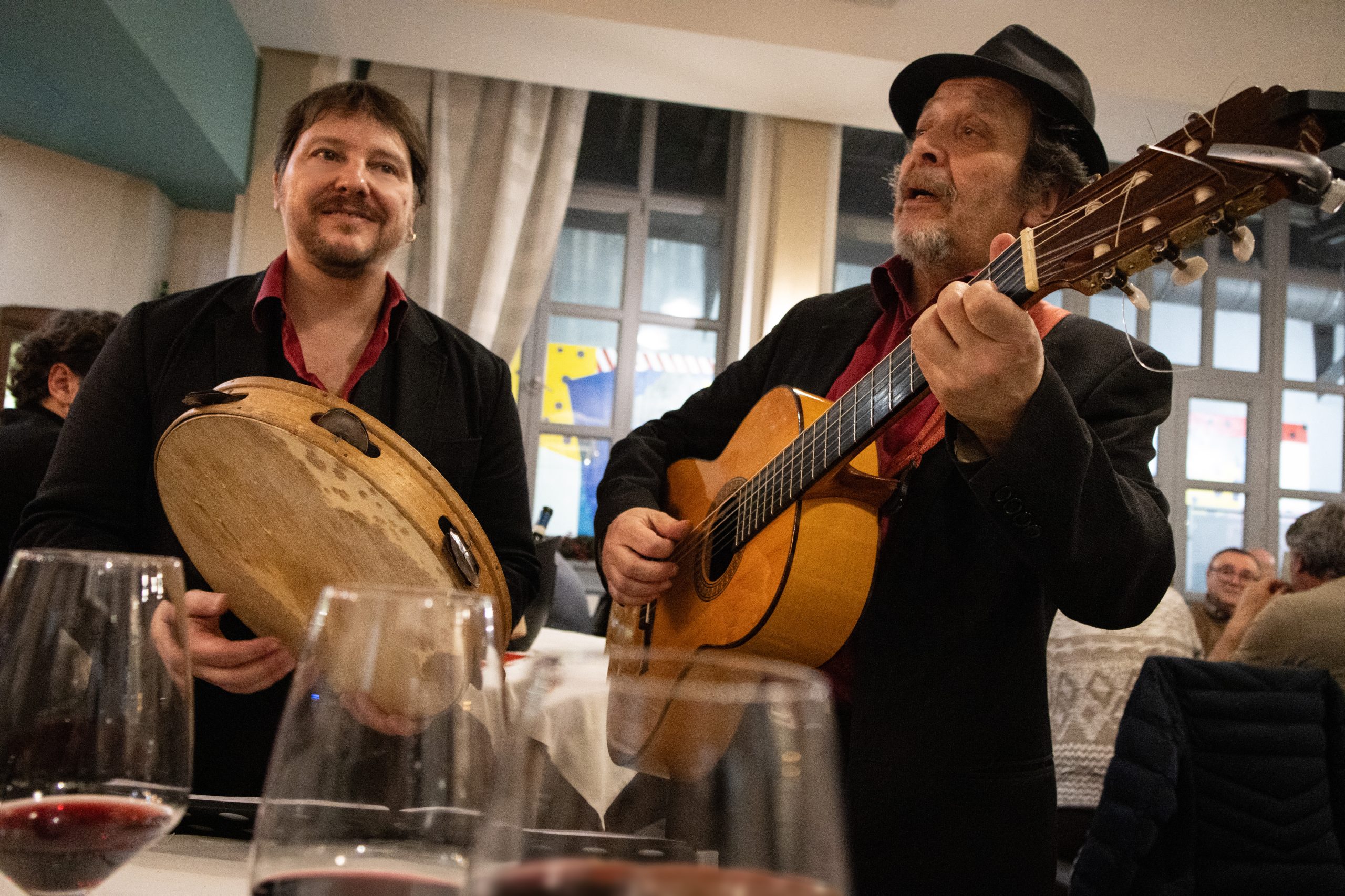 Italian Folk " la posteggia all'Italiana" tra i tavoli a cantare con gli ospiti