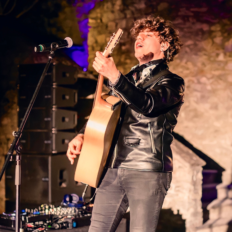 Lio One Man Show On stage con al sua chitarra