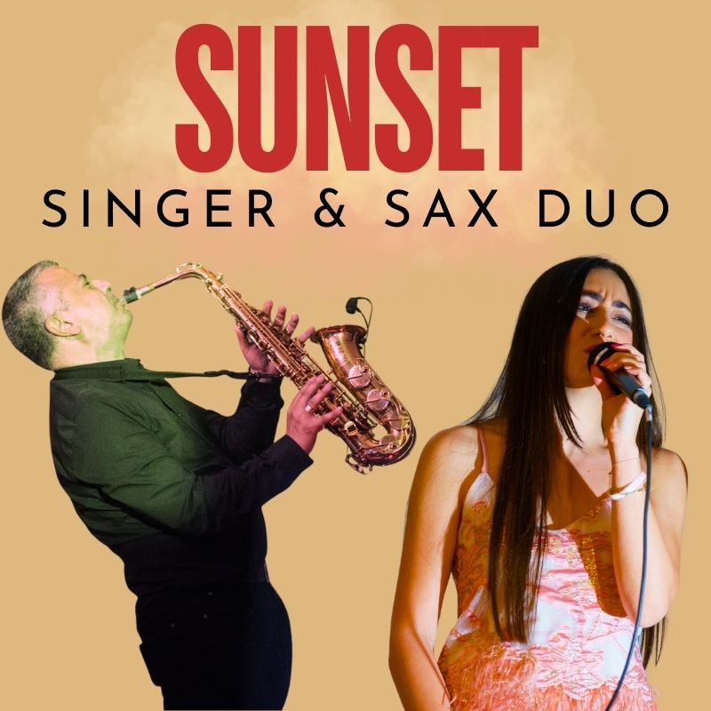 Sunset Singer & Sax Duo mentre si esibiscono