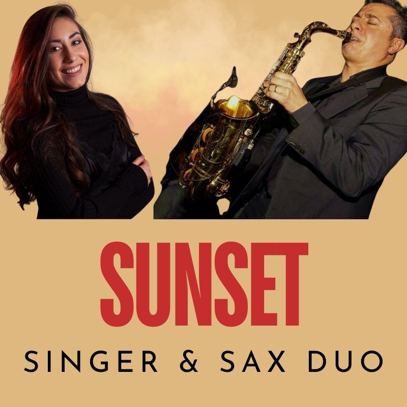 Sunset Singer & Sax Duo in posa e sorridente