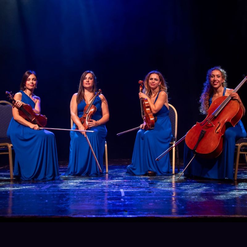 il venus string quartet durante un concerto in teatro