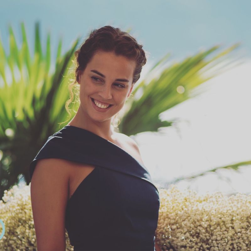 julie sorridente nei suoi show estivi