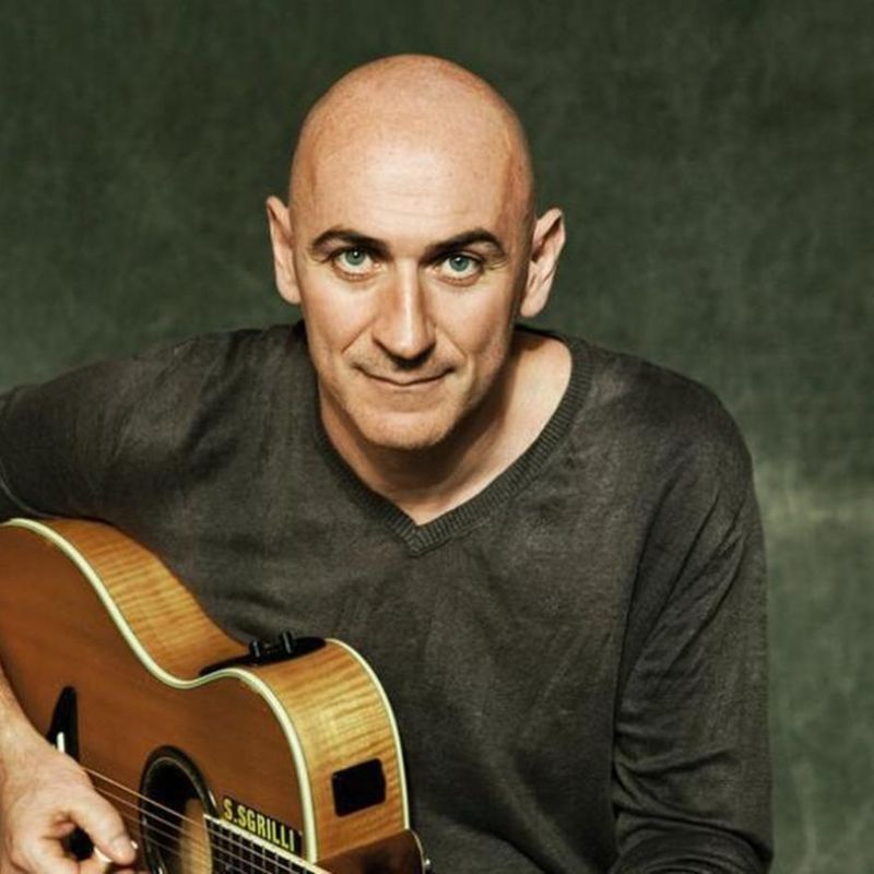 sergio sgrilli in posa con il suo sorriso sarcastico