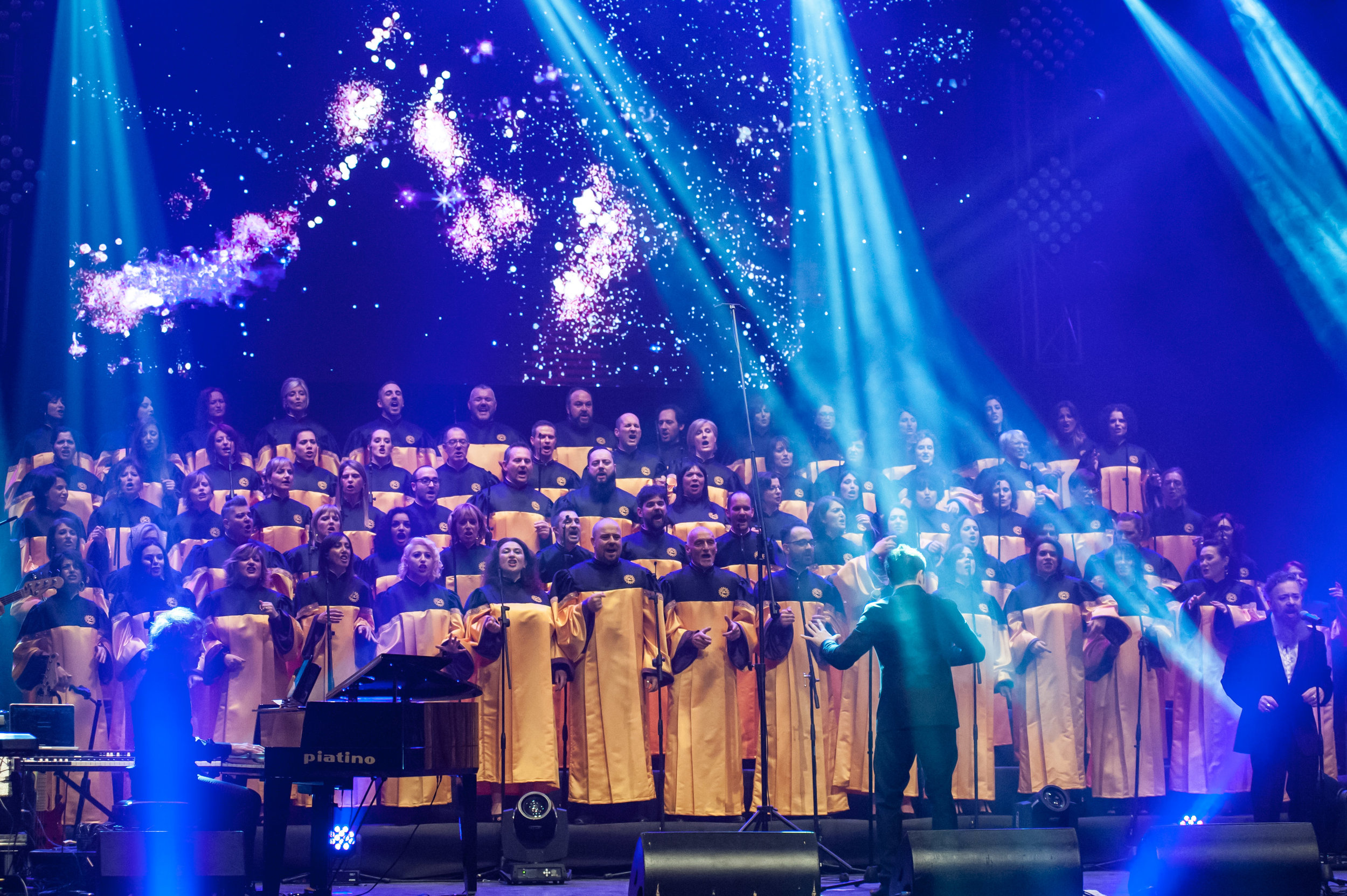 luci e colori sulle meravigliose vosi del sunshine gospel choir