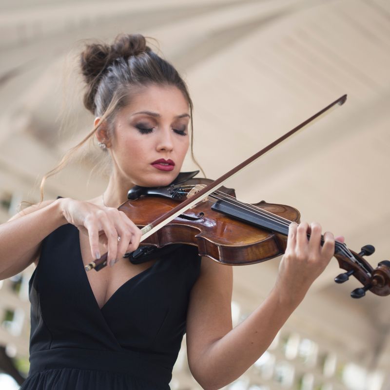 la violinista si esibisce con sentimento